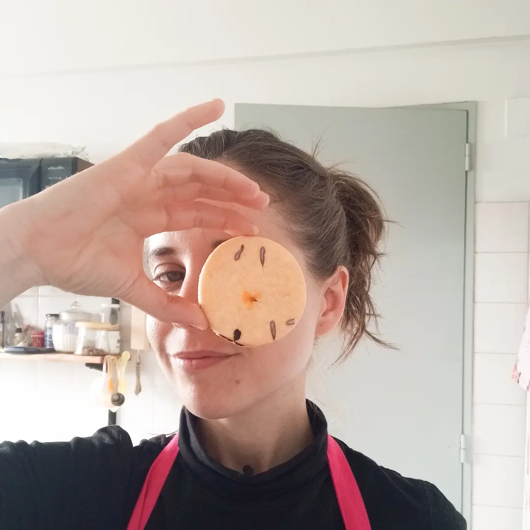 Gabi trabajando sobre pastelería artesanal
